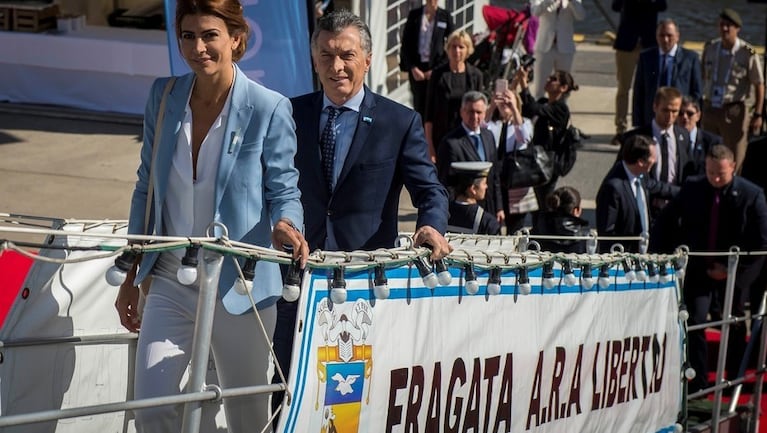 Macri y Awada subiendo a la Fragata Libertad en Hamburgo.
