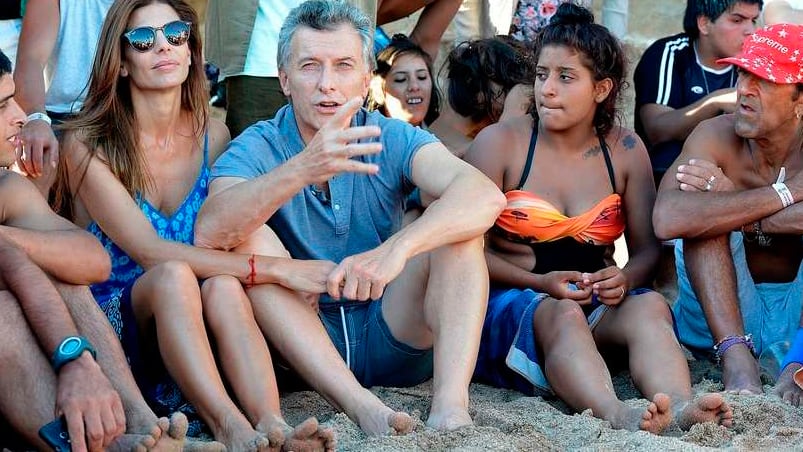 Macri y Jualiana Awada en la playa de Chapadmalal junto a los chicos del complejo.