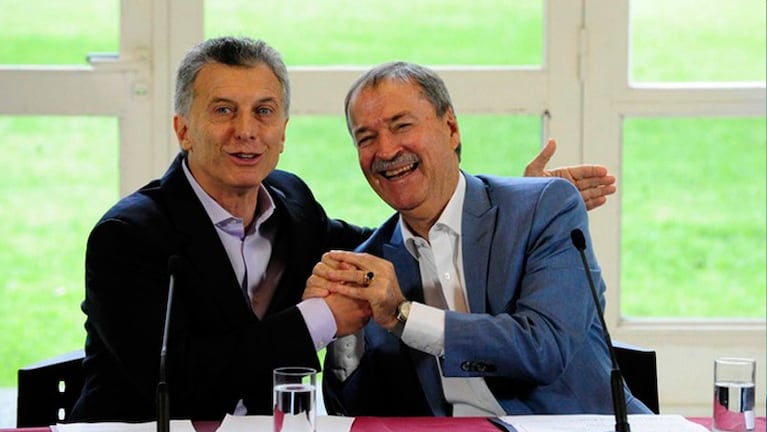 Macri y Schiaretti intercambiaron firmas, sonrisas y elogios. 