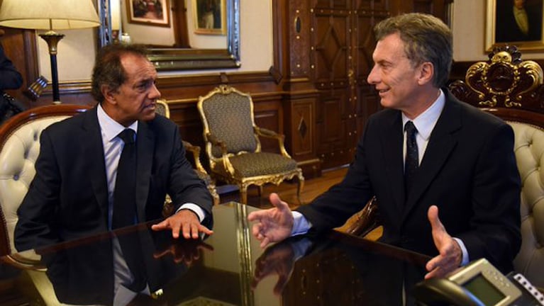 Macri y Scioli juntos en el diálogo. Foto: Twitter oficial de @mauriciomacri