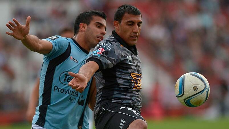 Made in Córdoba. Parodi y Wanchope pelean por la pelota.