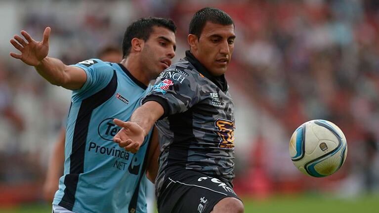 Made in Córdoba. Parodi y Wanchope pelean por la pelota.