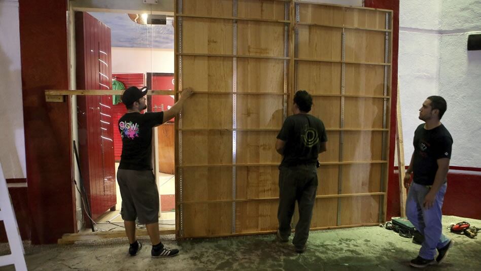 Maderas y protecciones en las paredes. Foto CNN