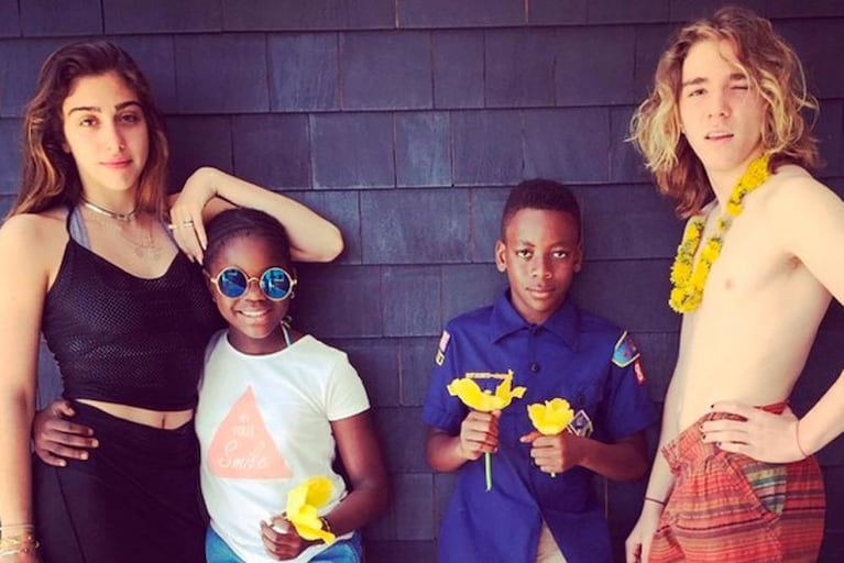 Madonna presentó a las gemelas que adoptó en Africa