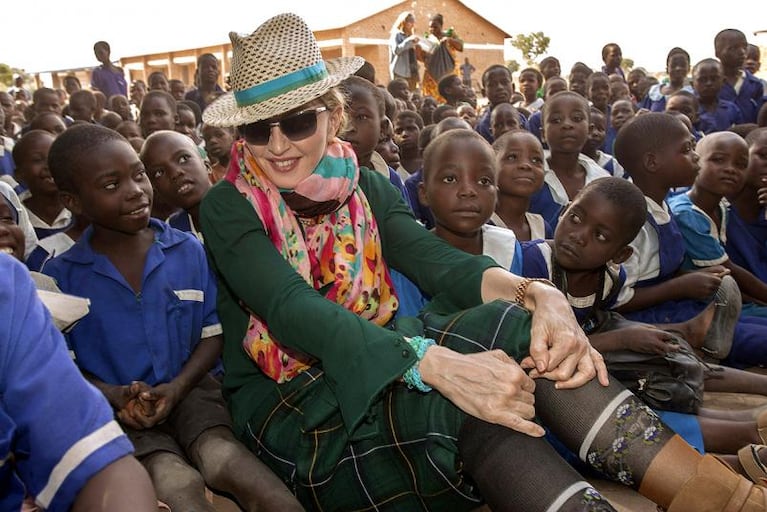 Madonna presentó a las gemelas que adoptó en Africa