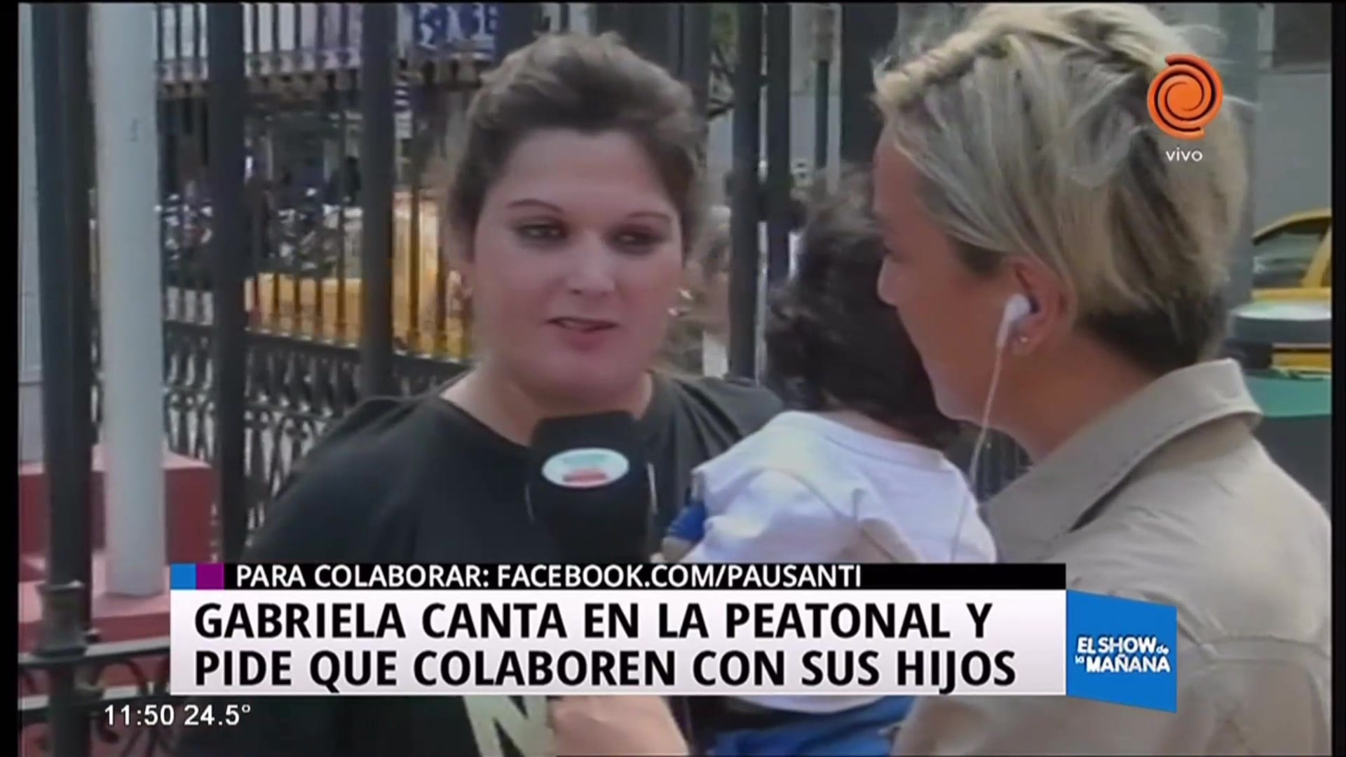 Madre canta en la peatonal para ayudar a sus hijos