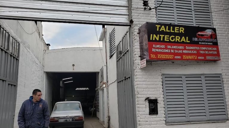 Madre e hija buscaban a su gata en el techo del taller.