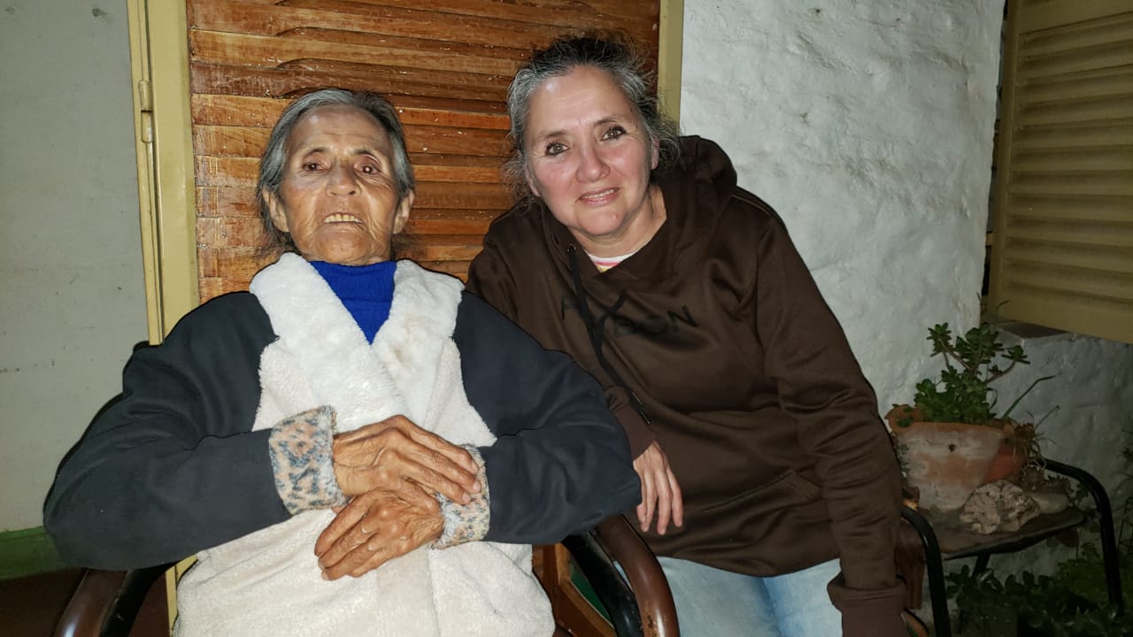 Madre e hija, felices por el gran gesto del dueño de la zapatería. Foto: Néstor Ghino.