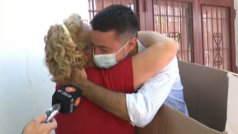 Madre e hijo, emocionados tras la sorpresa.