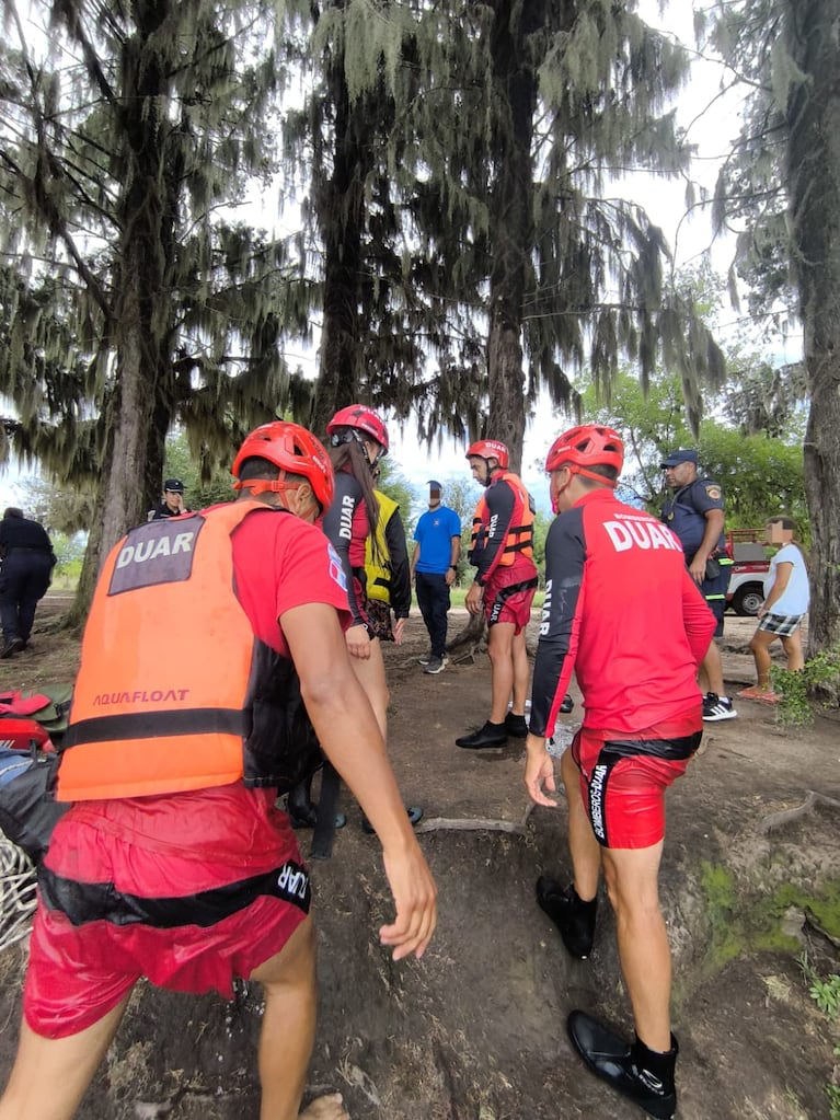 Madre e hijo quedaron atrapados por la crecida en el río de Nono y Duar los rescató