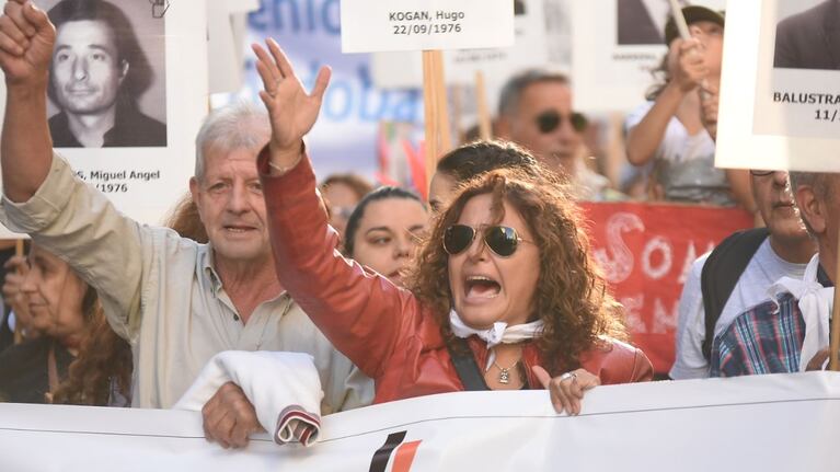 Madres, Abuelas y agrupaciones de Derechos Humanos encabezaron la movilización. Foto: Lucio Casalla / ElDoce.tv.