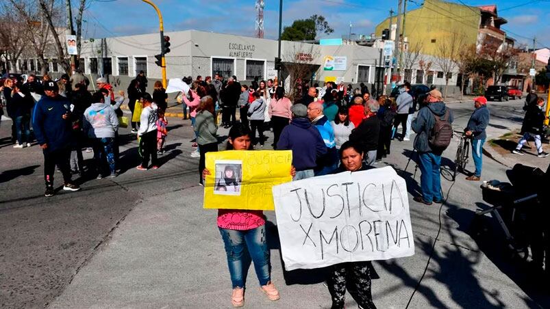 Madres, padres y estudiantes exigen justicia por el crimen de Morena Domínguez.