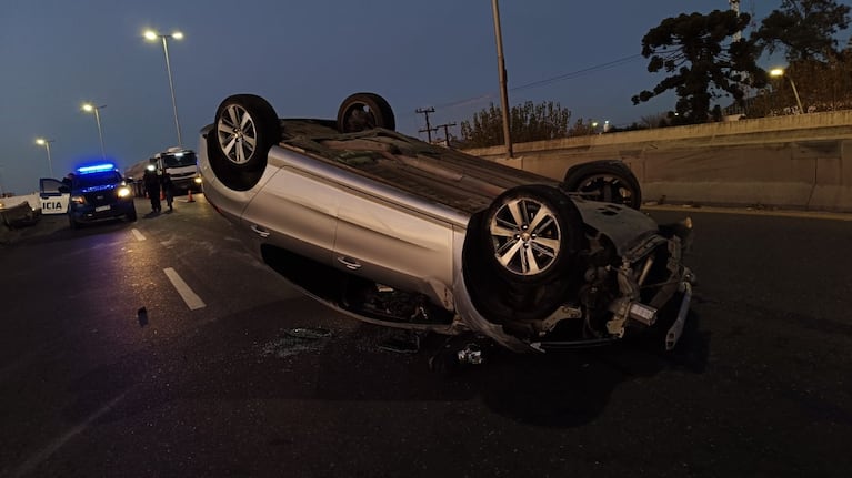 Madrugada de feriado accidentada: un choque y un vuelco a la salida de boliches de Córdoba