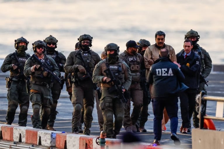 Maduro, con zapatillas naranjas y la vestimenta que le puso la DEA. Foto: Reuters.