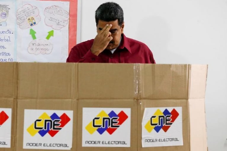 Maduro fue a votar y advirtió: "Votos o balas, paz o violencia"