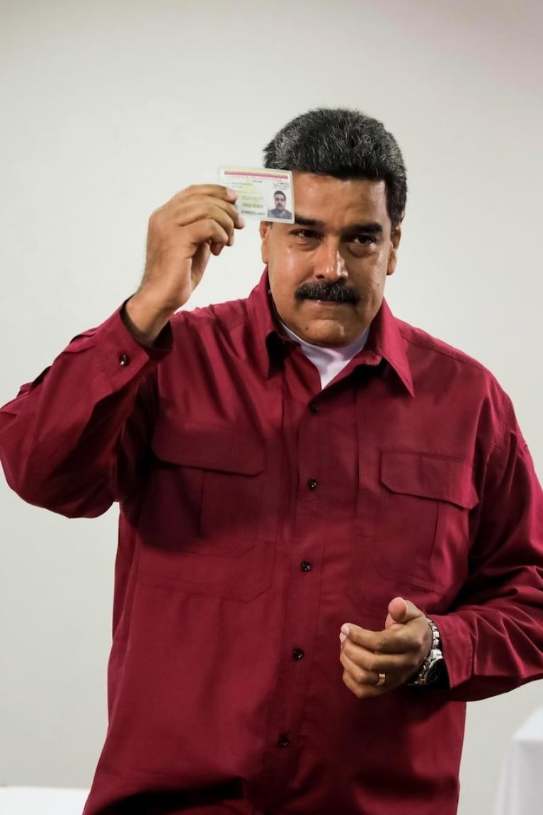 Maduro fue a votar y advirtió: "Votos o balas, paz o violencia"