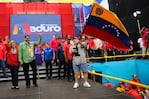 Maduro recibió el apoyo de Maradona en el último acto.