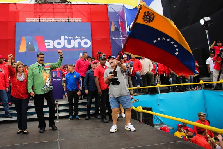Maduro recibió el apoyo de Maradona en el último acto.