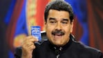 Maduro y la Constitución venezolana, que ahora intenta cambiar.