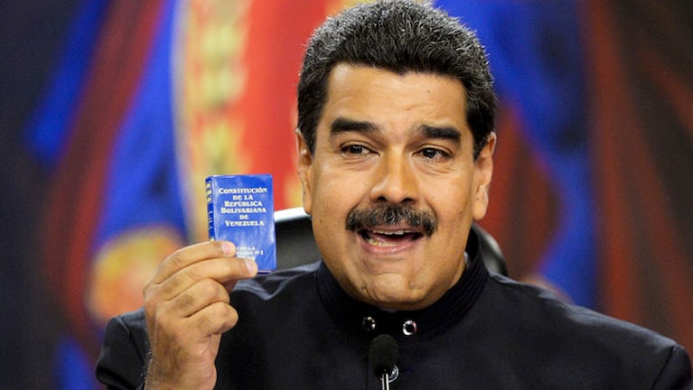Maduro y la Constitución venezolana, que ahora intenta cambiar.