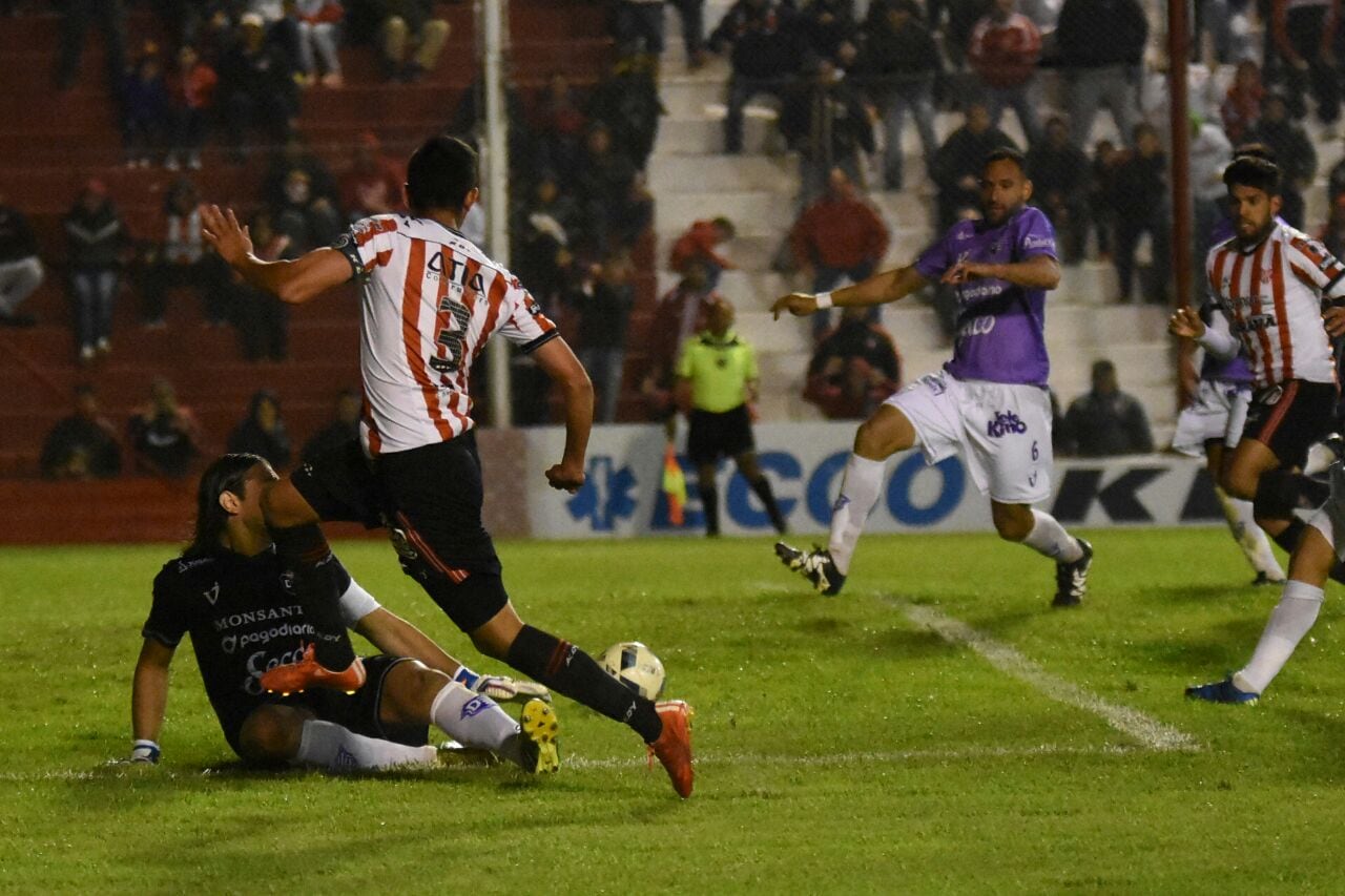 Magnín, a punto de marcar el 1-0 para la Gloria. El empate llegó rápido. Foto: Lucio Casalla / ElDoce.tv.