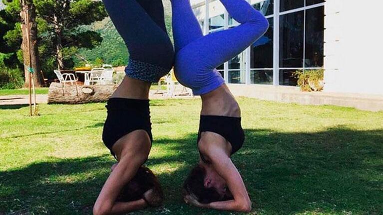 Magui Bravi y Silvina Luna en poses yoga