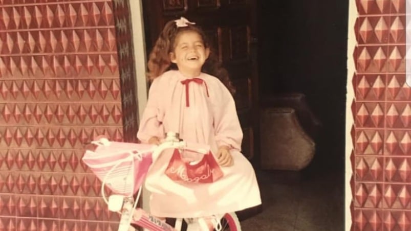 Magui en la puerta de su casa. La sonrisa, igual. 