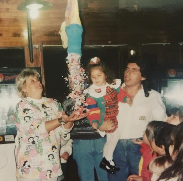 Magui festejando su cumpleaños número 2, junto a sus padres.