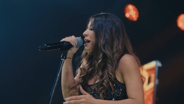 Magui Olave en su nuevo lanzamiento en vivo.