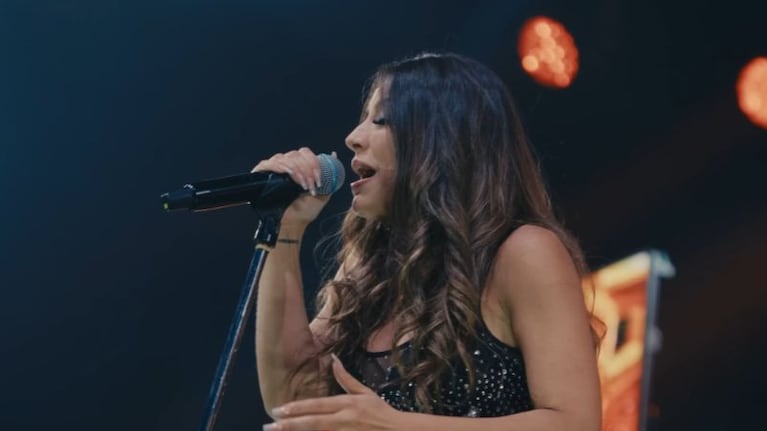 Magui Olave en su nuevo lanzamiento en vivo.