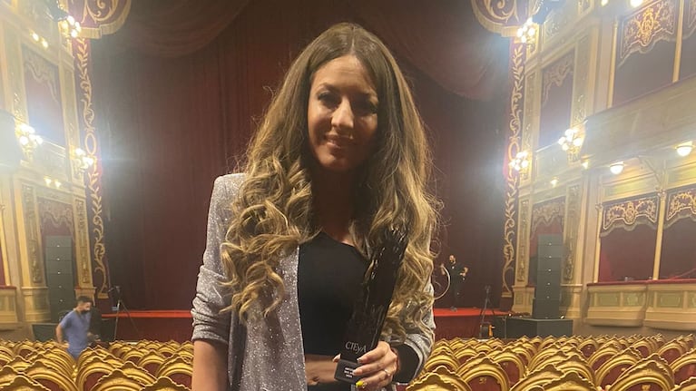 Magui, posando con su premio en el cierre de la gala.