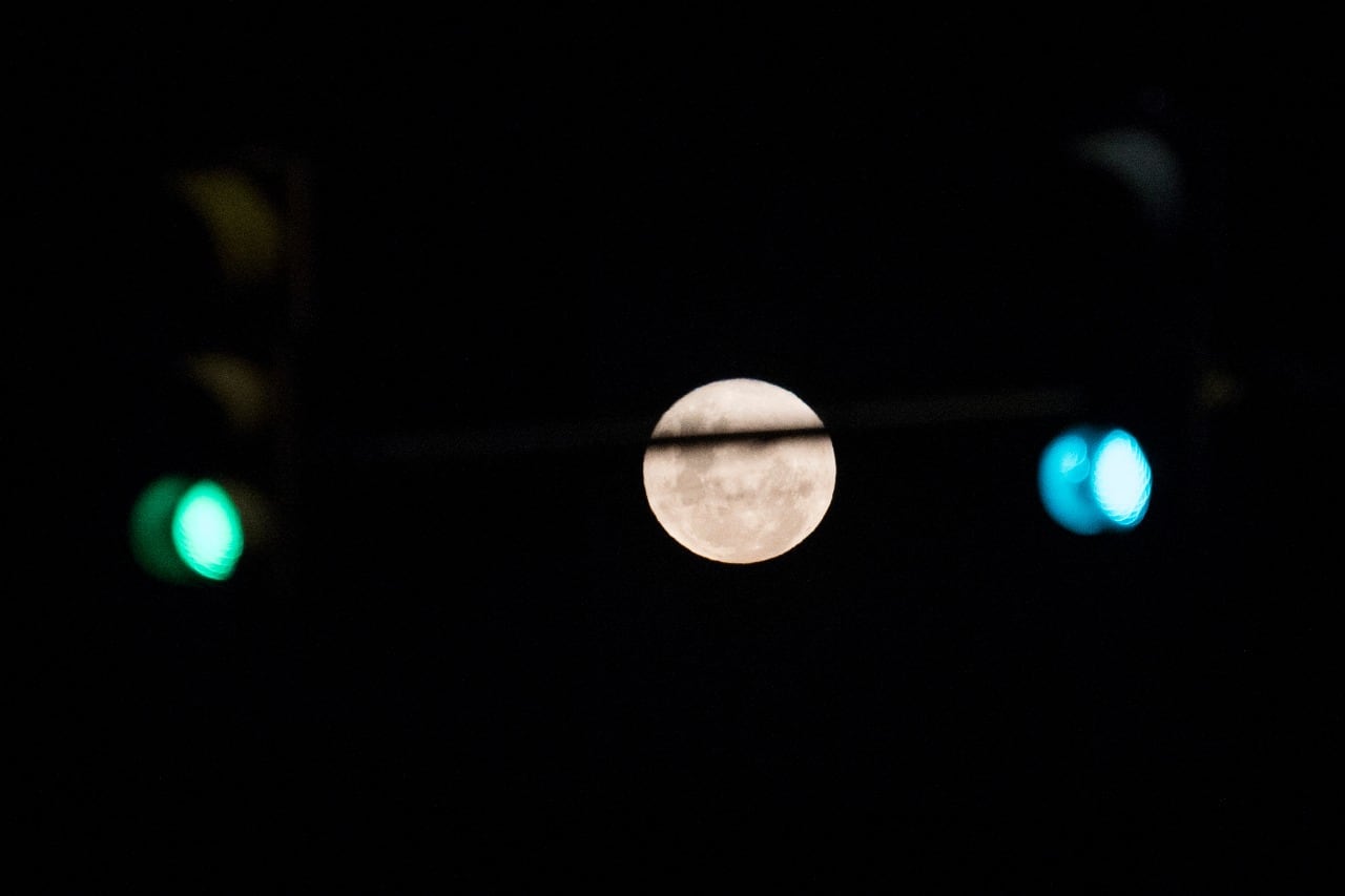 Majestuosa y radiante, la última superluna del año deslumbró a todos los cordobeses. Fotos: Lucio Casalla / ElDoce.tv.