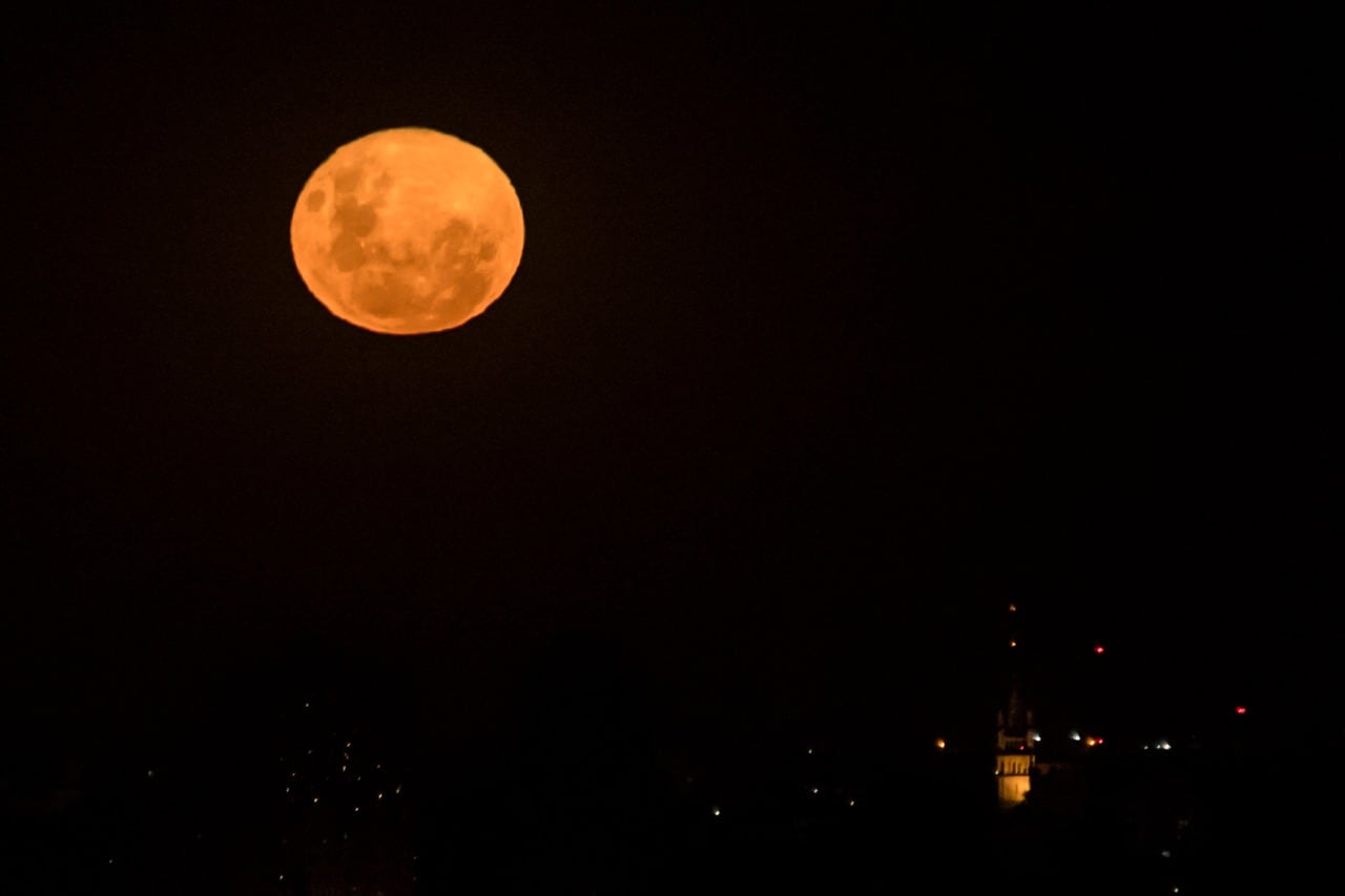 Majestuosa y radiante, la última superluna del año deslumbró a todos los cordobeses. Fotos: Lucio Casalla / ElDoce.tv.