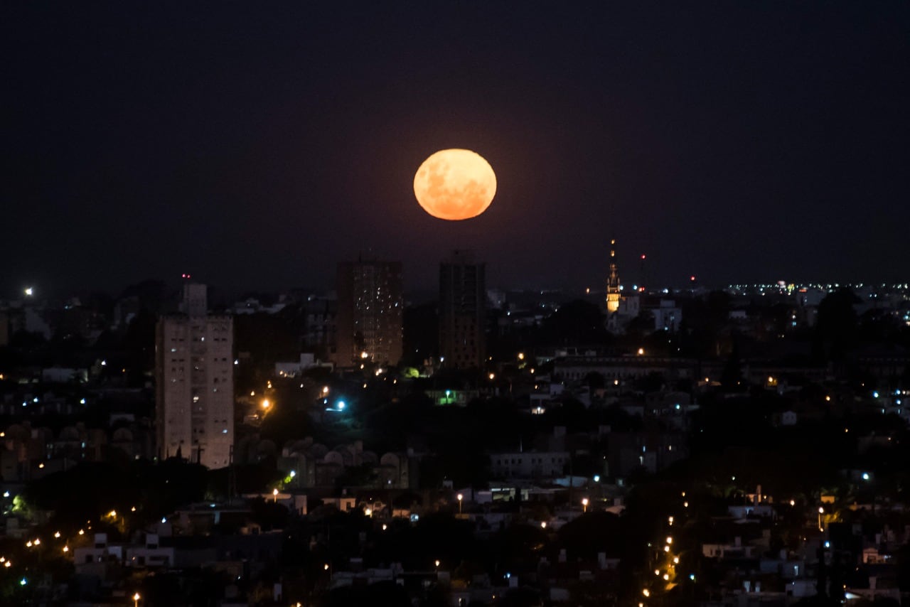 Majestuosa y radiante, la última superluna del año deslumbró a todos los cordobeses. Fotos: Lucio Casalla / ElDoce.tv.