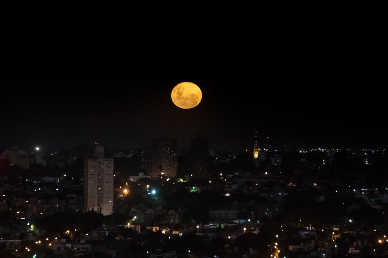 Majestuosa y radiante, la última superluna del año deslumbró a todos los cordobeses. Fotos: Lucio Casalla / ElDoce.tv.