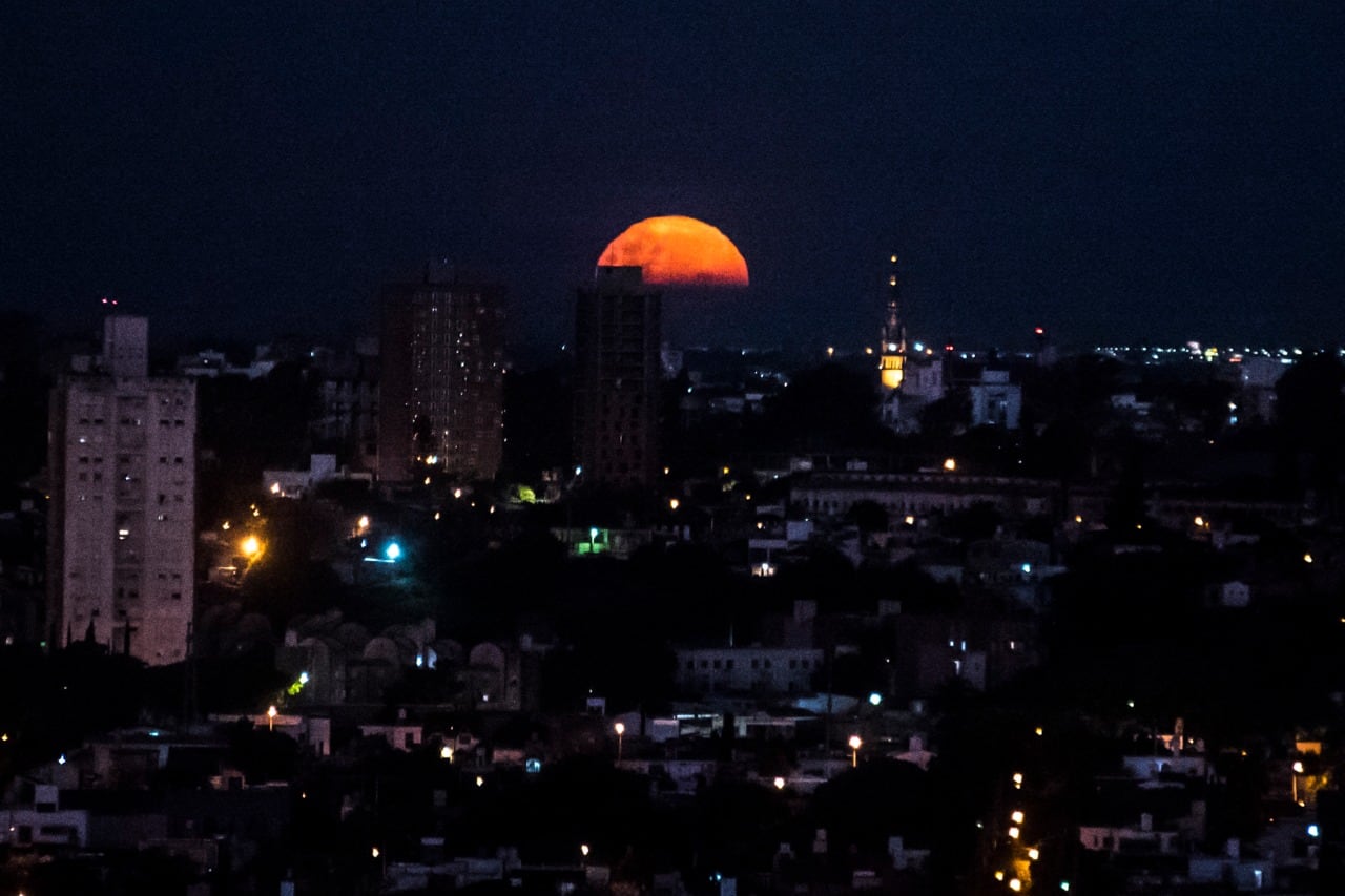 Majestuosa y radiante, la última superluna del año deslumbró a todos los cordobeses. Fotos: Lucio Casalla / ElDoce.tv.