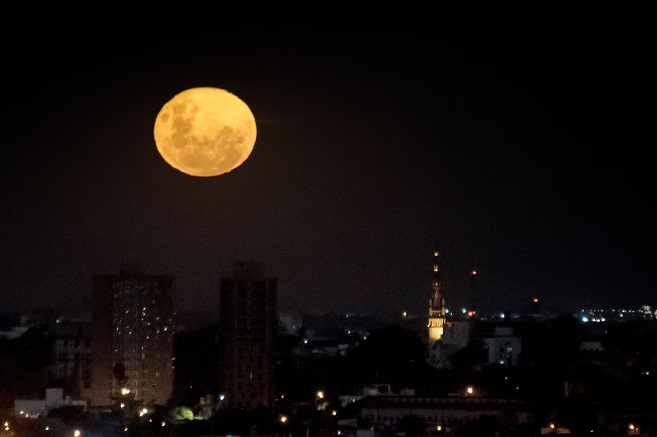 Majestuosa y radiante, la última superluna del año deslumbró a todos los cordobeses. Fotos: Lucio Casalla / ElDoce.tv.