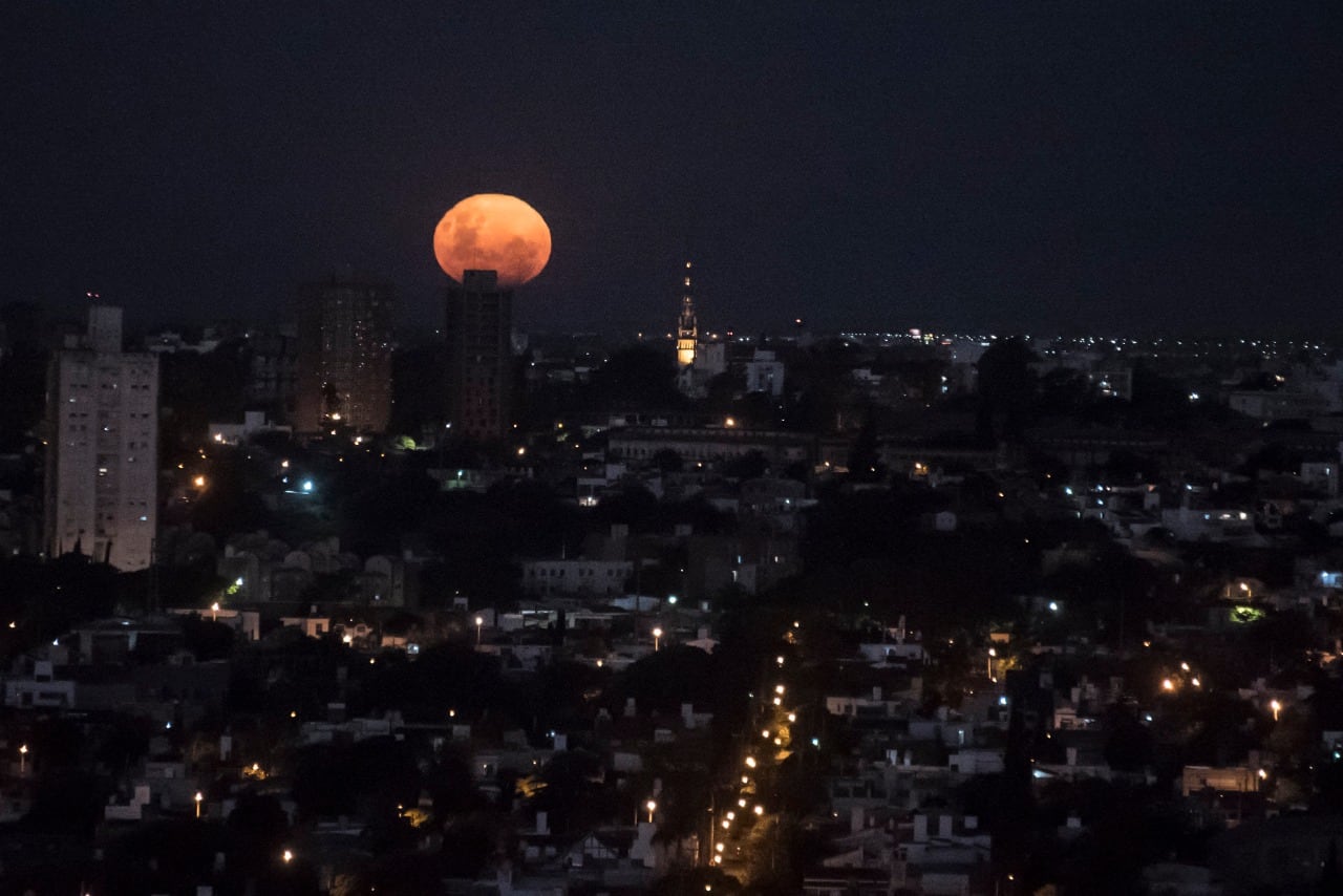 Majestuosa y radiante, la última superluna del año deslumbró a todos los cordobeses. Fotos: Lucio Casalla / ElDoce.tv.