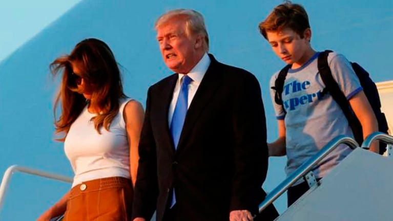Malania y su hijo Barrow llegan con el presidente Trump a Washington.