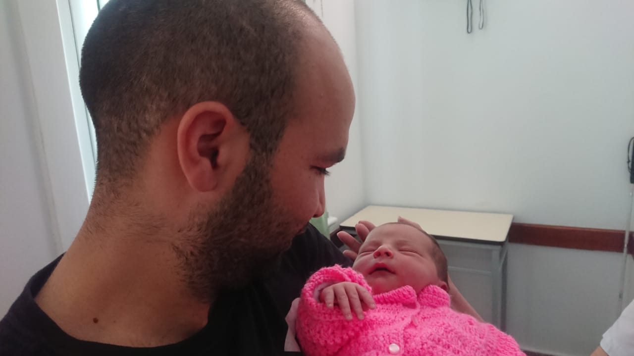 Malena y su papá Daniel ya comparten sonrisas.