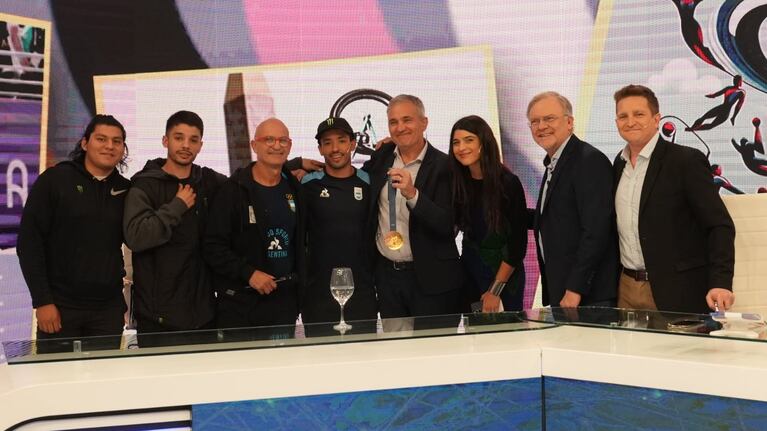 Maligno Torres con el equipo de Telenoche.