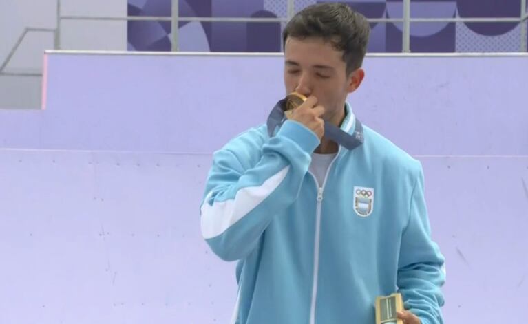 Emoción TOTAL: así recibió la medalla de oro el Maligno Torres | ElDoce