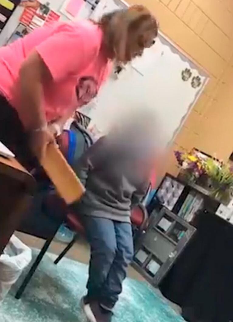 Maltrato infantil: docente golpeó a una nena con una tabla y su mamá estaba presente