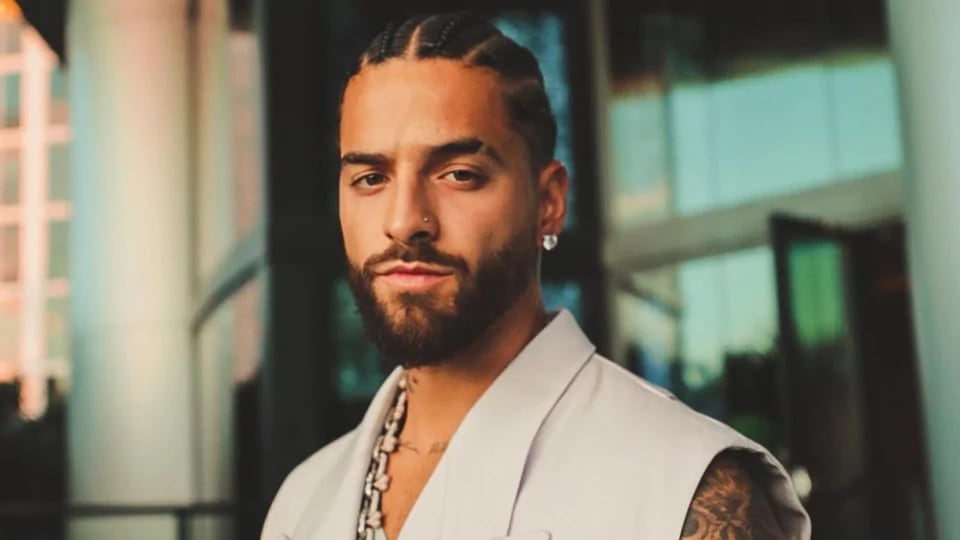 Maluma fue acosado por una fan en pleno show. 