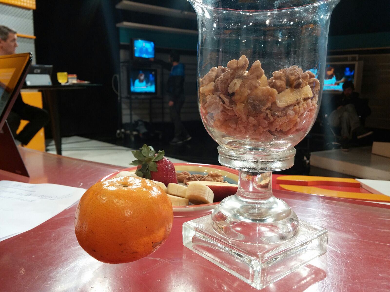 Mandarina, cereales y frutas en el escritorio de Arriba Córdoba.