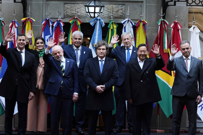 Mandatarios asistentes a la Cumbre de Mercosur posan para una foto grupal en Buenos Aires.