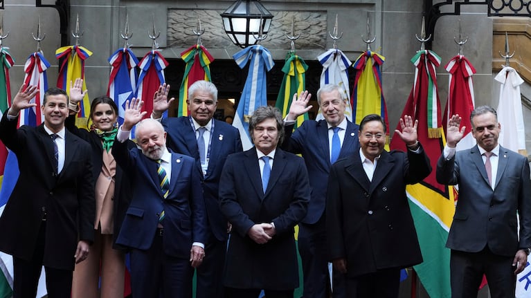 Mandatarios asistentes a la Cumbre de Mercosur posan para una foto grupal en Buenos Aires.