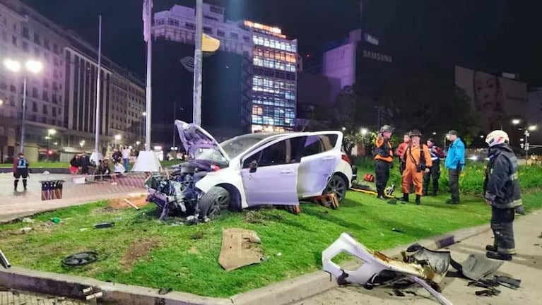 Manejaba borracho, chocó en el Obelisco y el auto explotó: el video