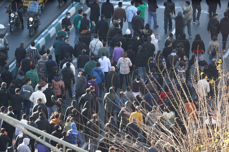 Manifestantes marchan por el centro de Teherán, Irán, el 29 de diciembre de 2025. (Fars News Agency vía AP)