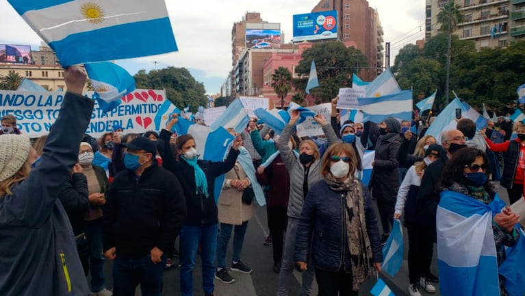 Manifestantes marcharon en caravana por el centro de Córdoba y se concentraron en el Patio Olmos.